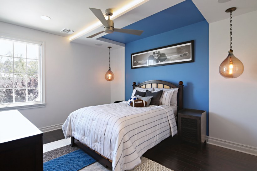 Синий потолок в спальне