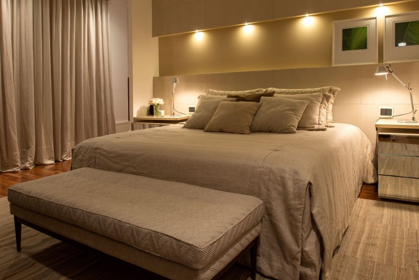 Светильники над изголовьем кровати