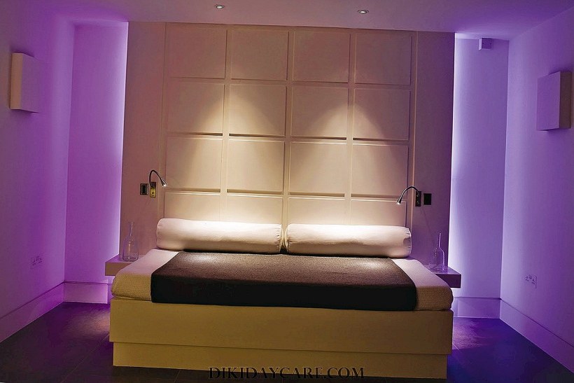 Стена с подсветкой в спальне