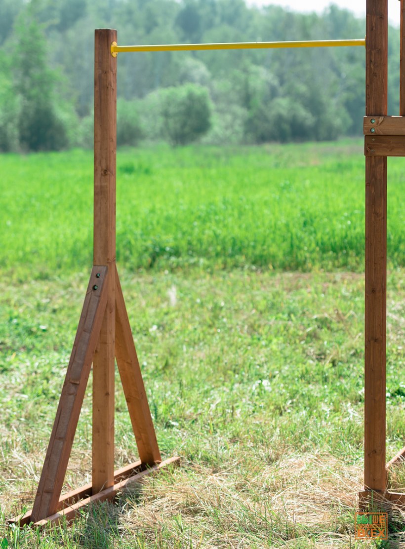 Уличный деревянный турник