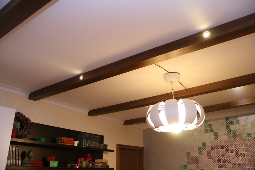 Освещение потолка с балками
