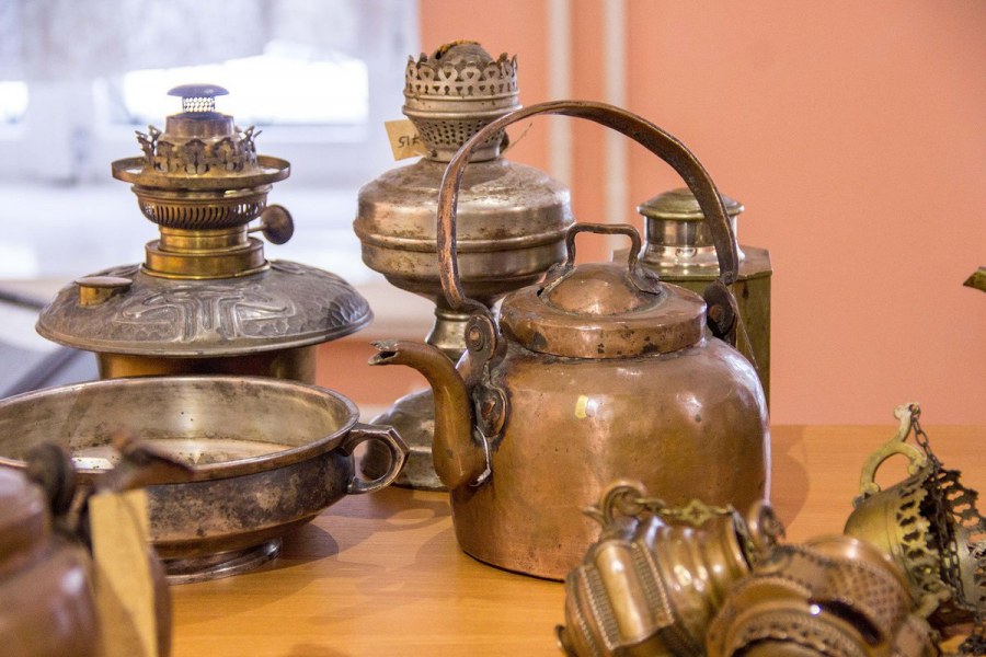 Старинный медный кувшин