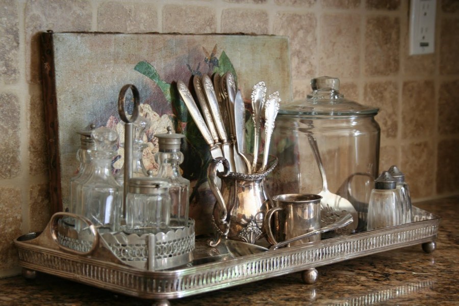 Серебряный поднос в интерьере