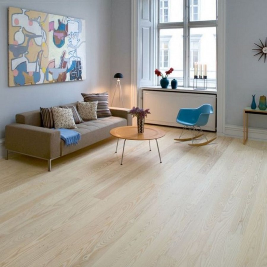 Комната со светлым полом