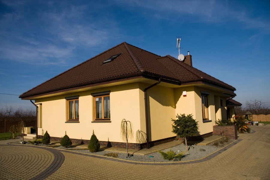 Одноэтажный оштукатуренный дом