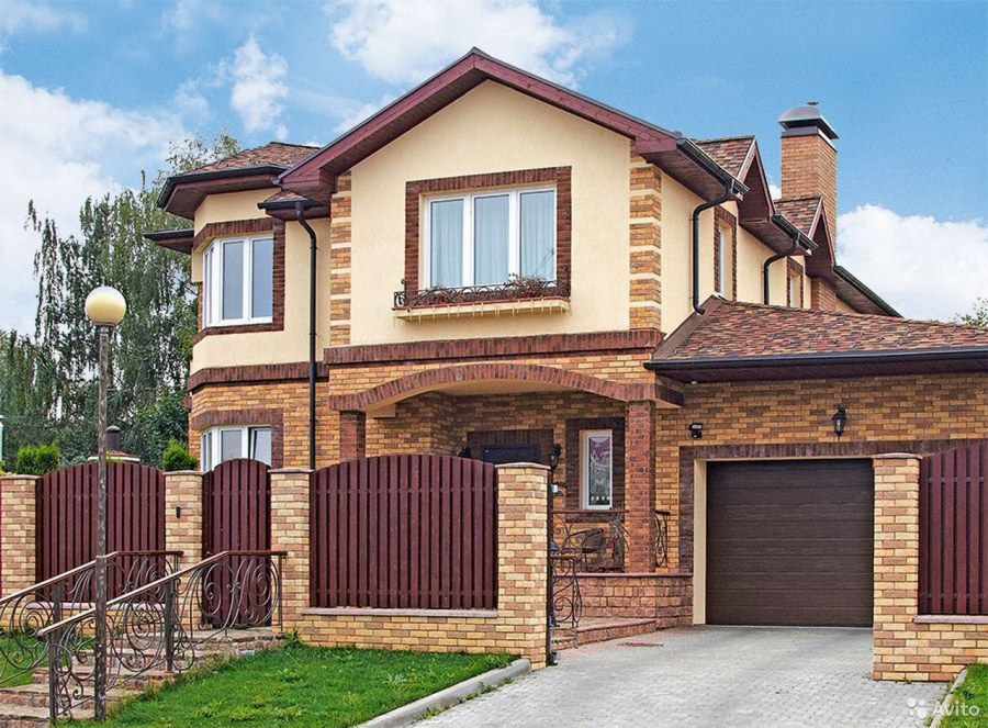 Красивый кирпичный коттедж с гаражом