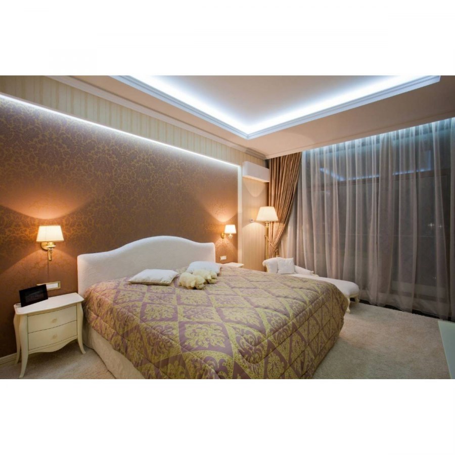 Потолок с лампами по периметру