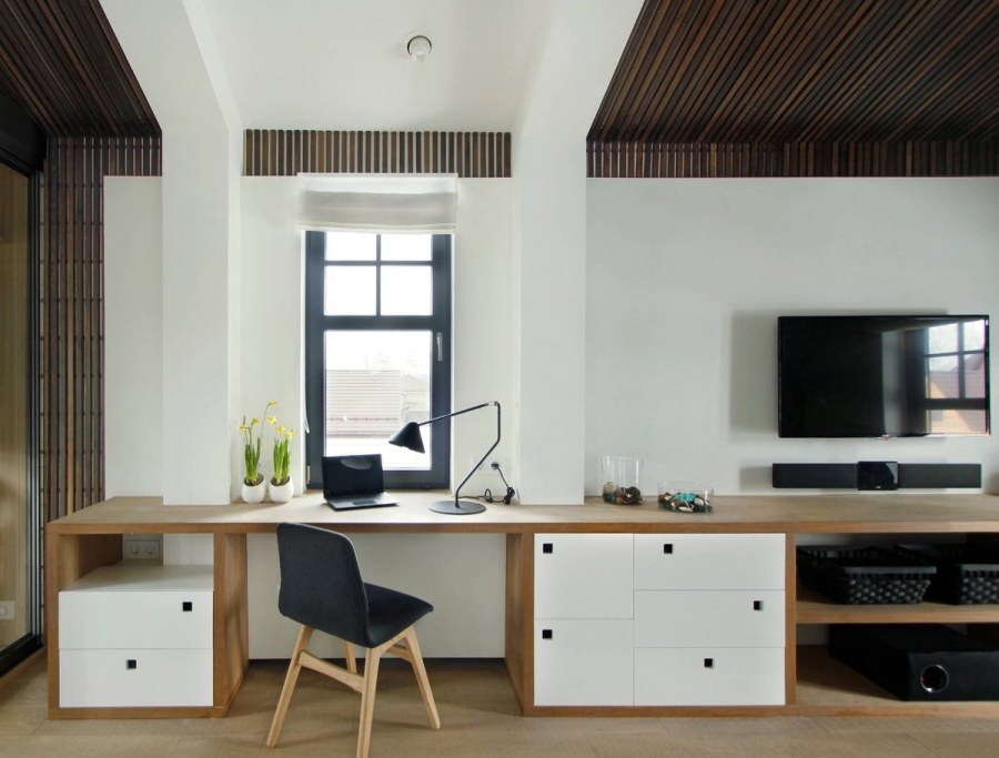 Стол подоконник в гостиной