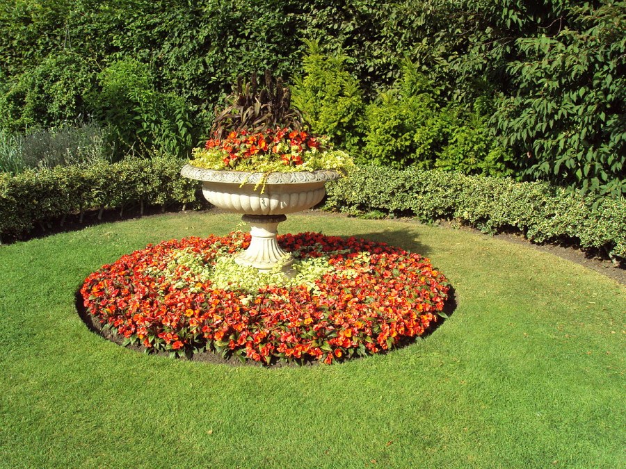 Круглые цветочные клумбы