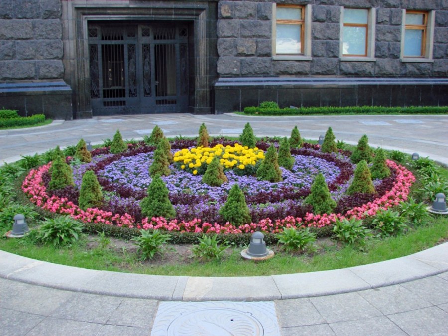 Круглые цветочные клумбы