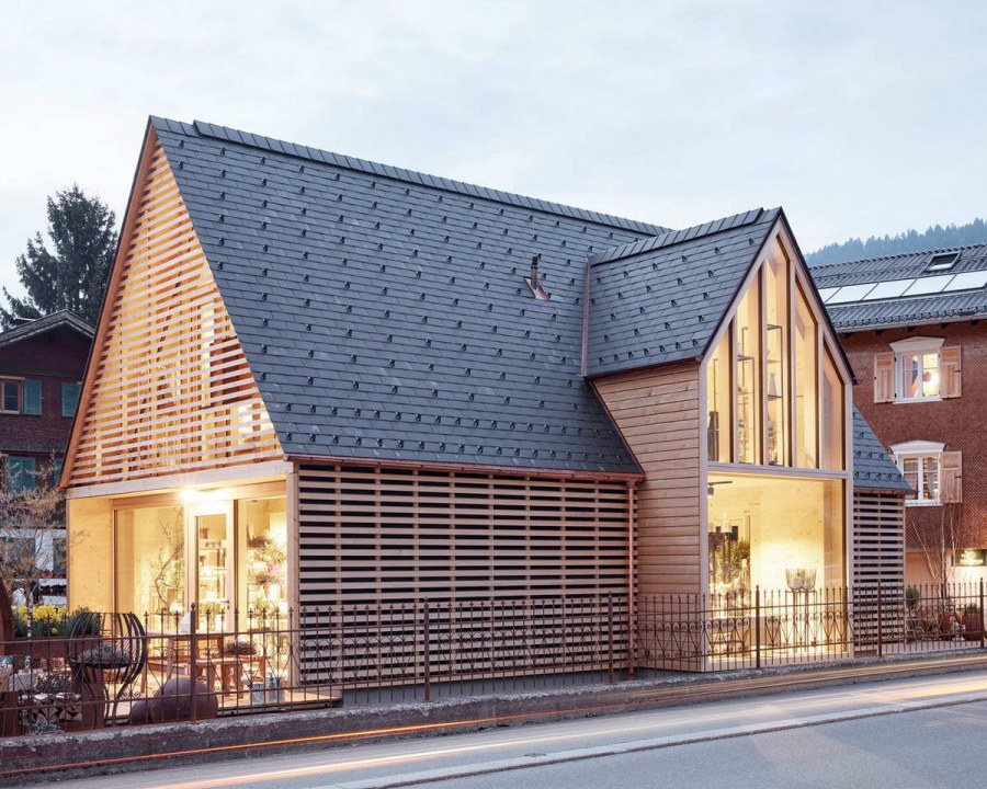 Дом обшитый рейкой