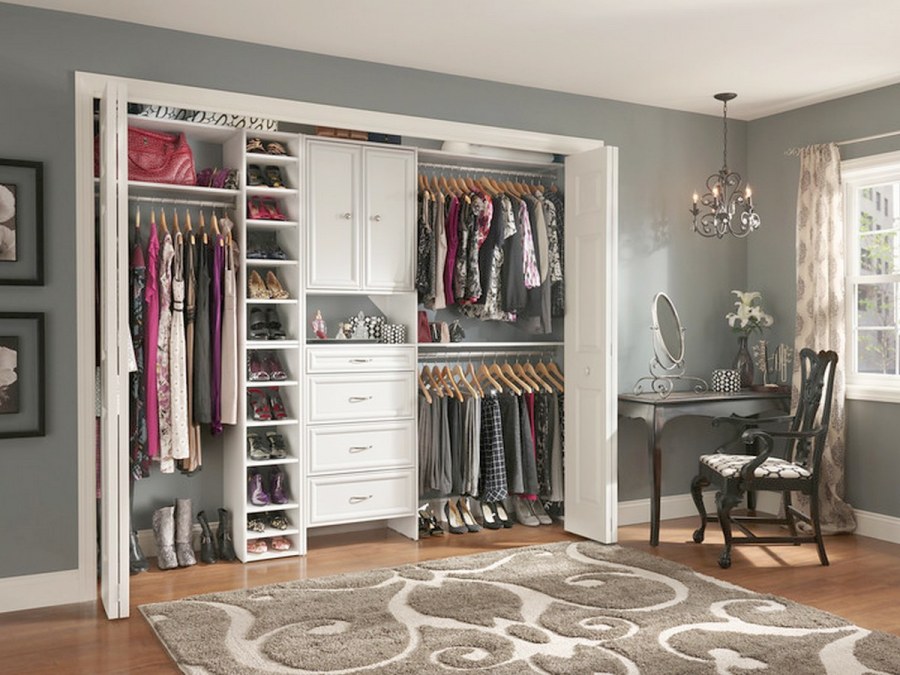 Гардеробная с потайной комнатой