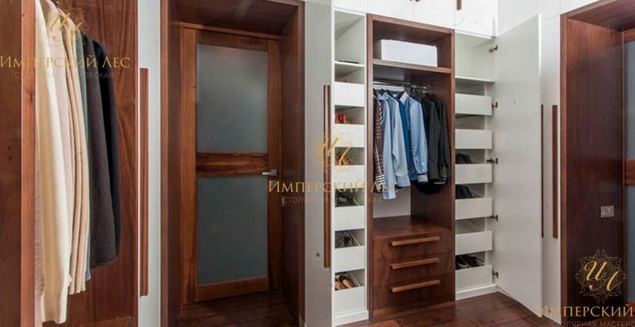 Проходная гардеробная комната