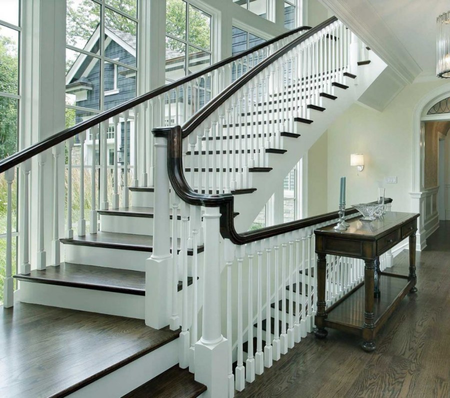 Двухэтажный дом с прямой лестницей