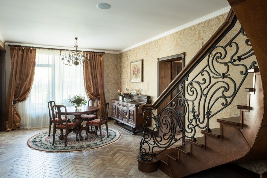 Гостиная с лестницей классика