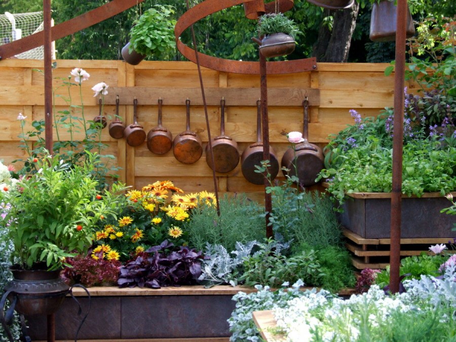 Декор сада в деревенском стиле