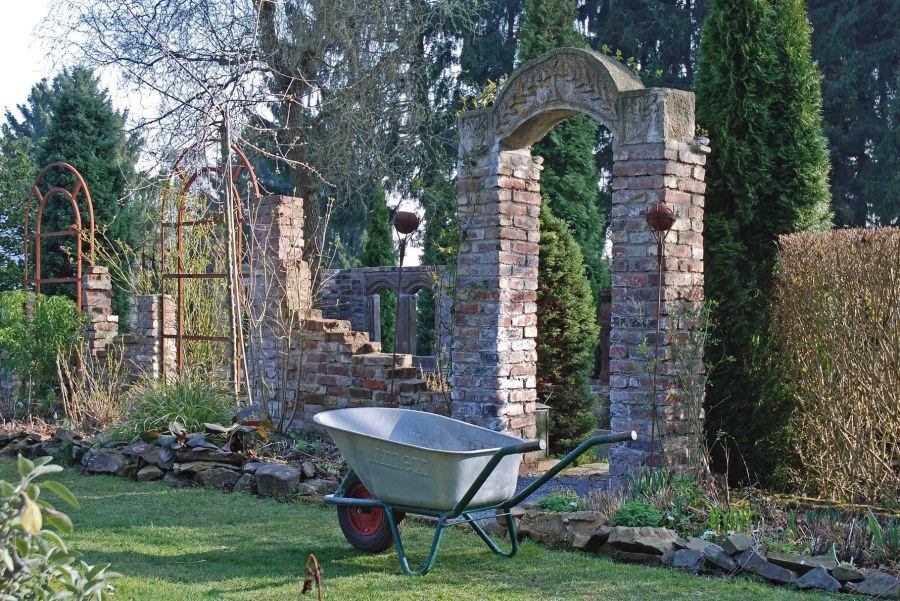 Руины в саду