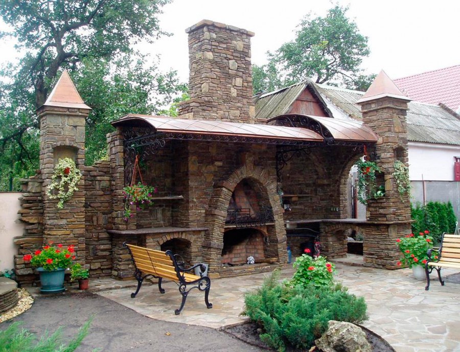 Мангальная зона из камня