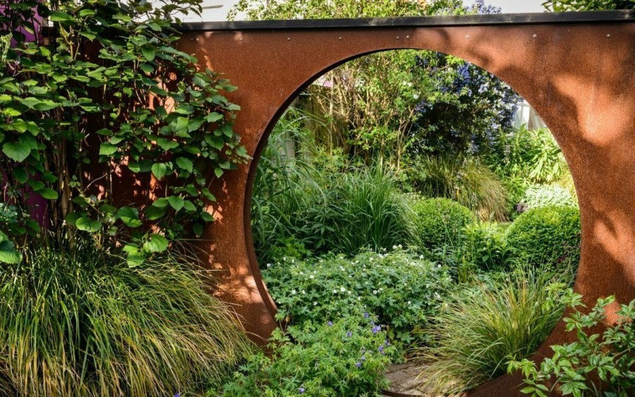 Лунные ворота в саду