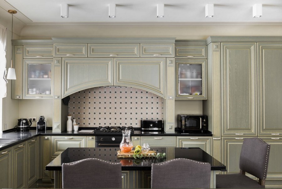 Встроенная вытяжка в классической кухне