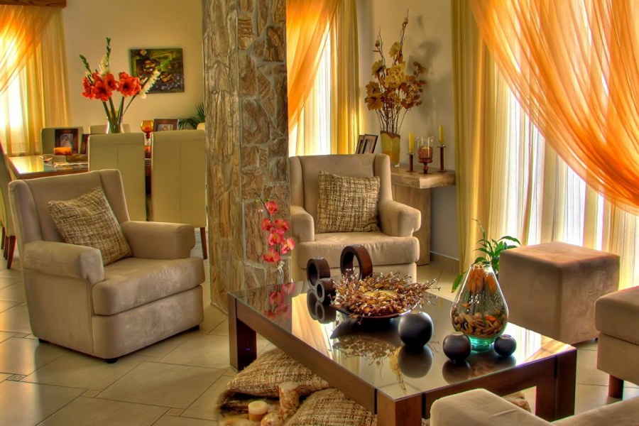 Уютная гостиная с цветами