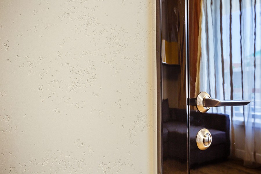 Холл с декоративной штукатуркой и бордюрами