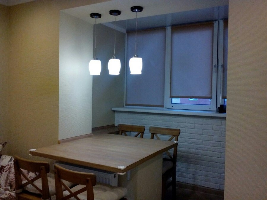 Барная стойка между кухней и лоджией