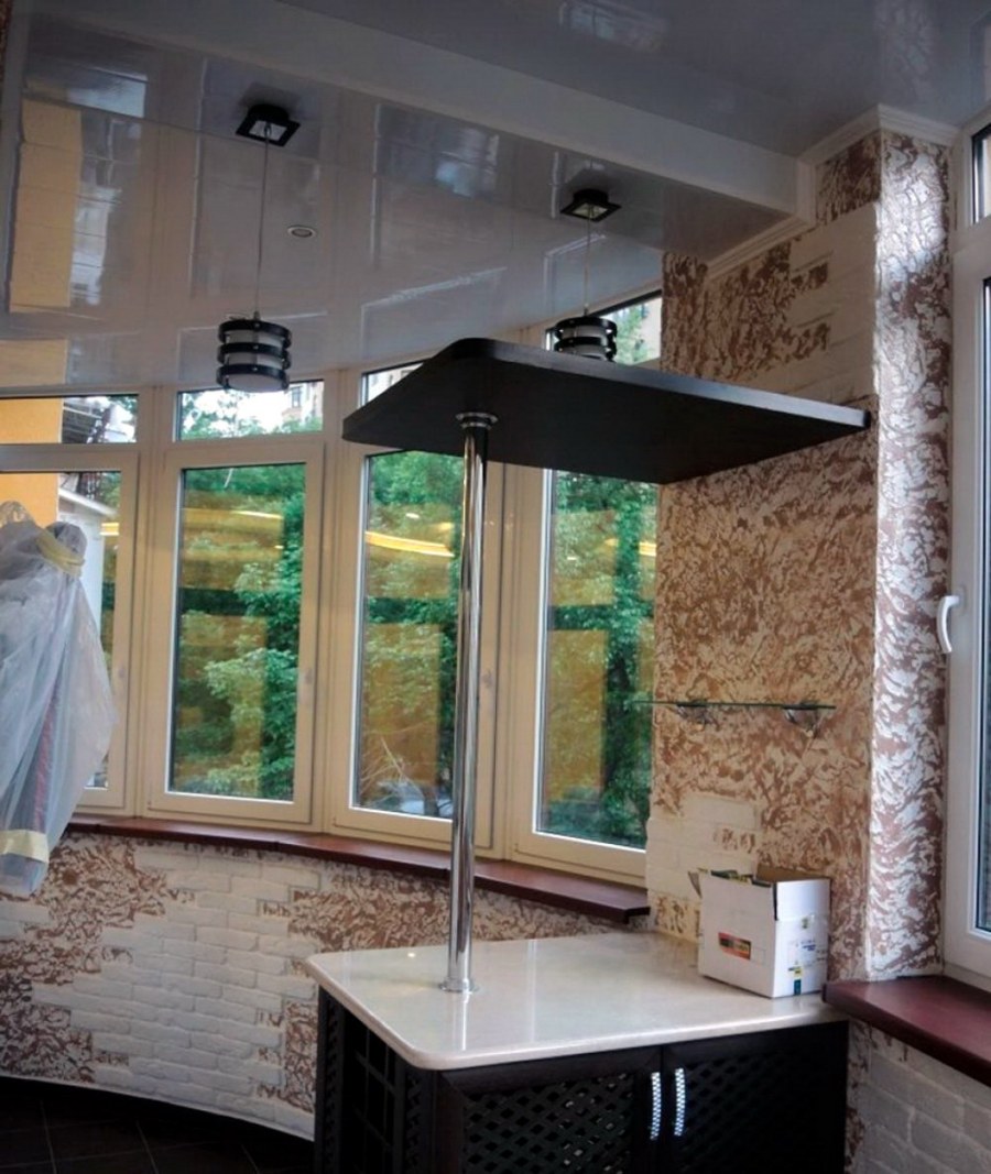 Барная стойка в оконном проеме