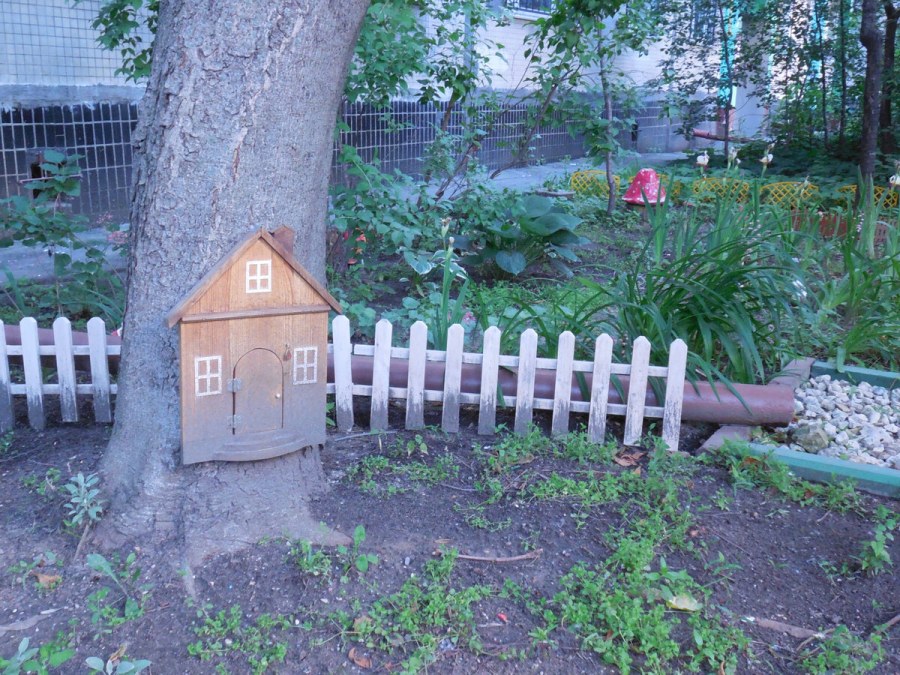 Заборчик для сада из пластмассового ящика