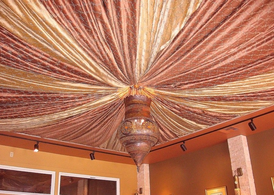 Потолок декорированный тканью