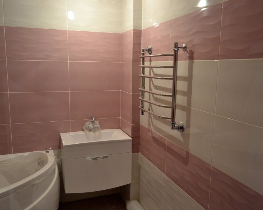 Укладка плитки вокруг труб