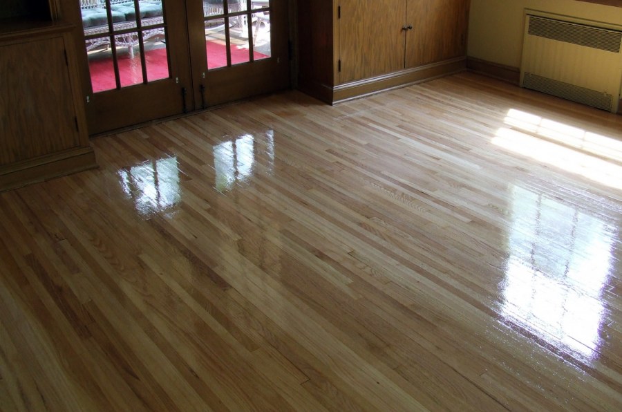 Лакированный деревянный пол