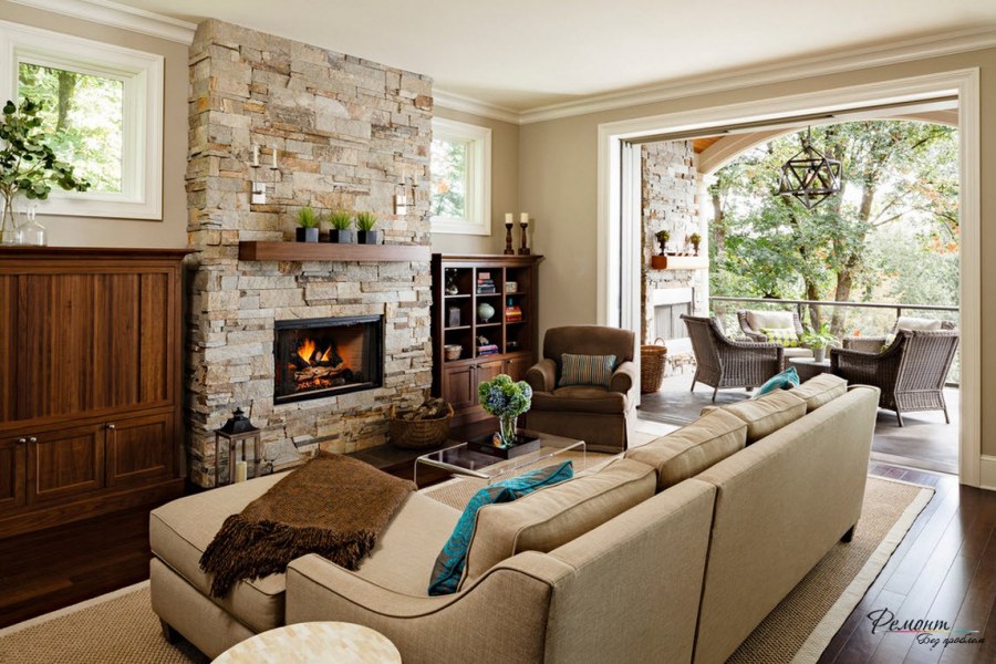 Светлая гостиная с камином