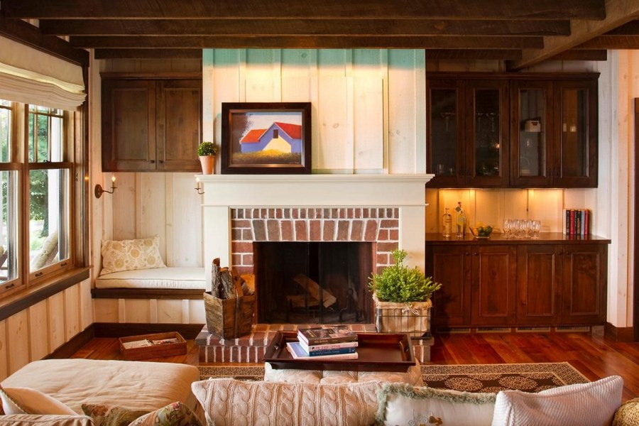 Гостиная с камином в деревенском стиле