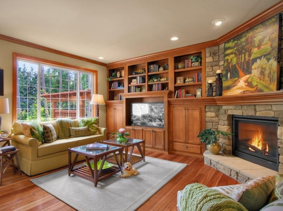 Маленькая уютная гостиная с камином