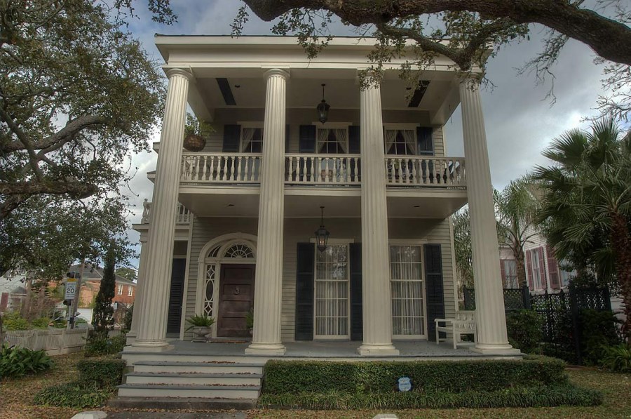 Фасад в античном стиле