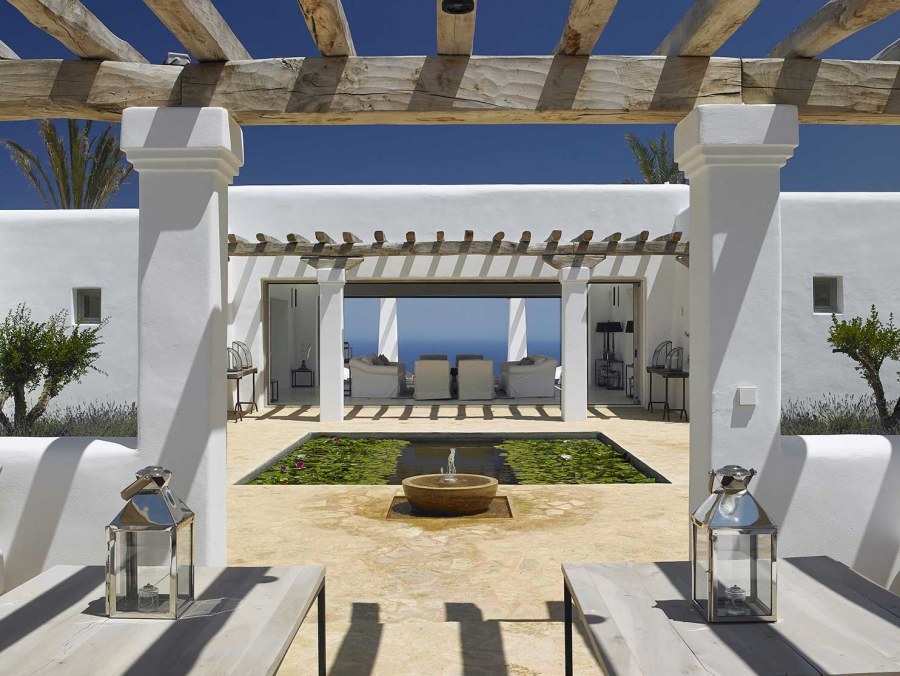 Домик в греческом стиле