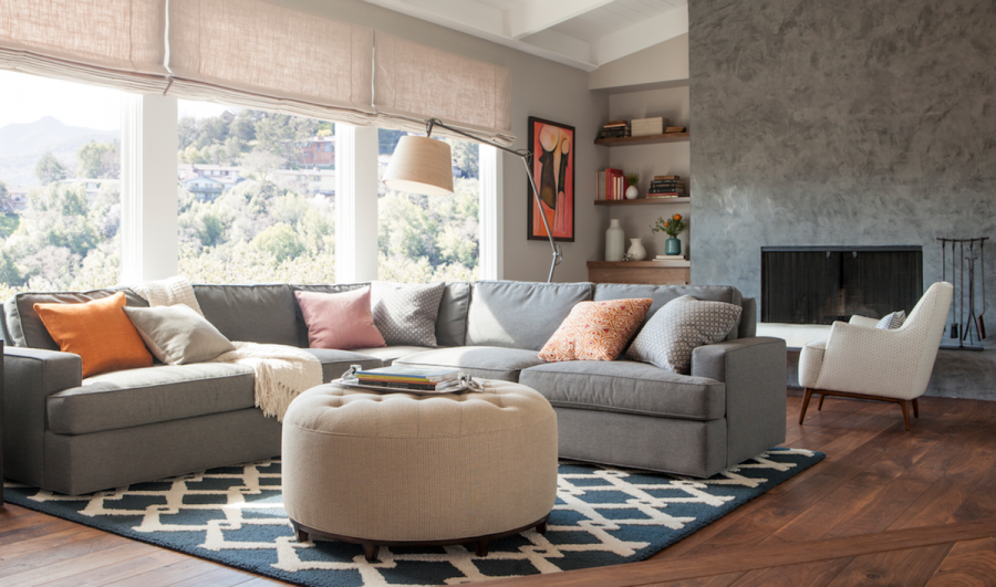 Серый диван в гостиной