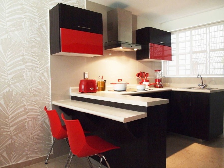 Маленькая светлая кухня