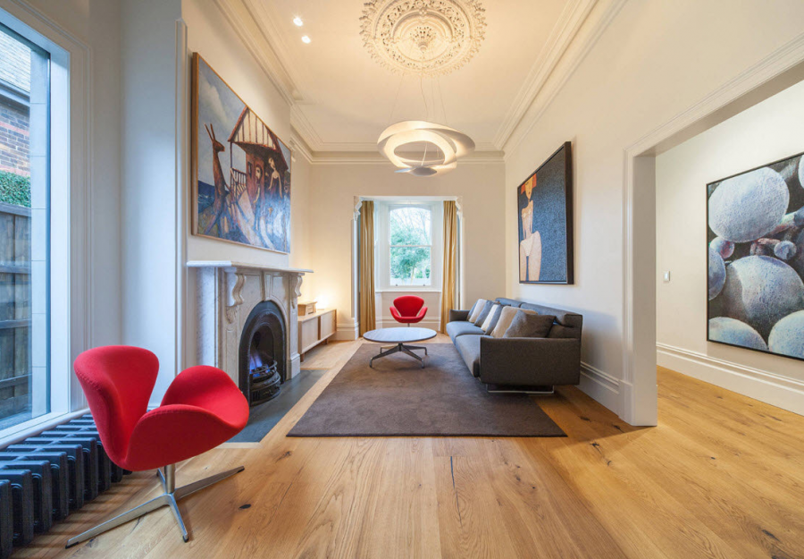 Черная люстра в интерьере гостиной