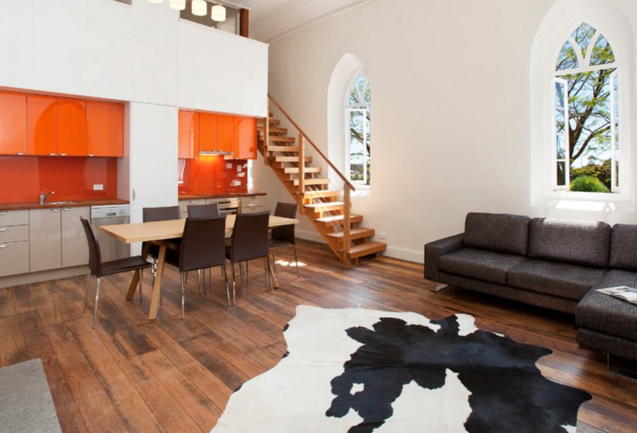 Диван под лестницей в гостиной интерьер