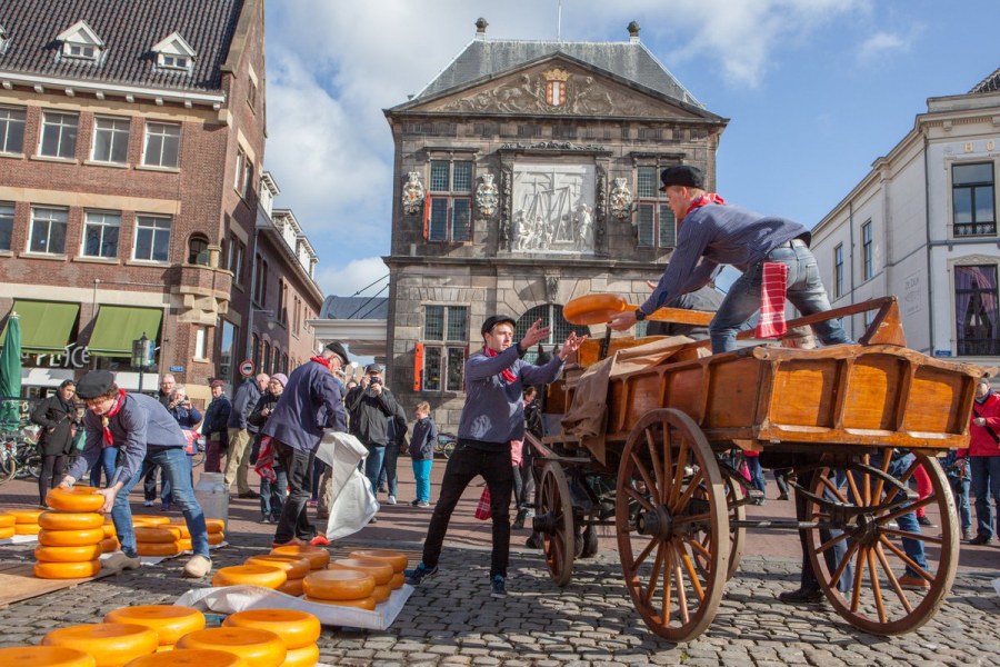 Наклонные клиновидные бортики кровля