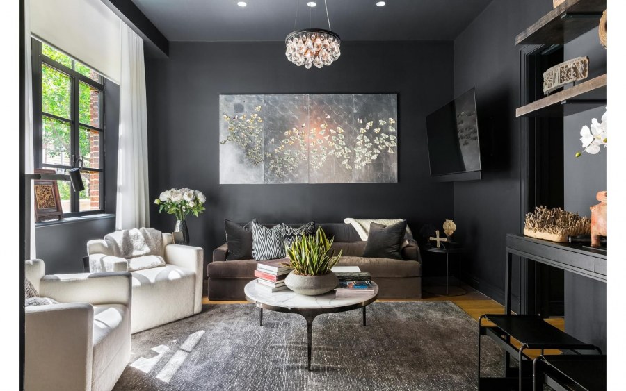 Дизайн гостиной с фреской в квартире 20