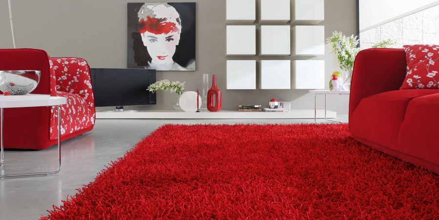 Красный ковер в интерьере гостиной