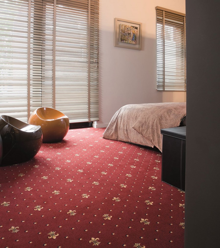 Красный ковер в интерьере