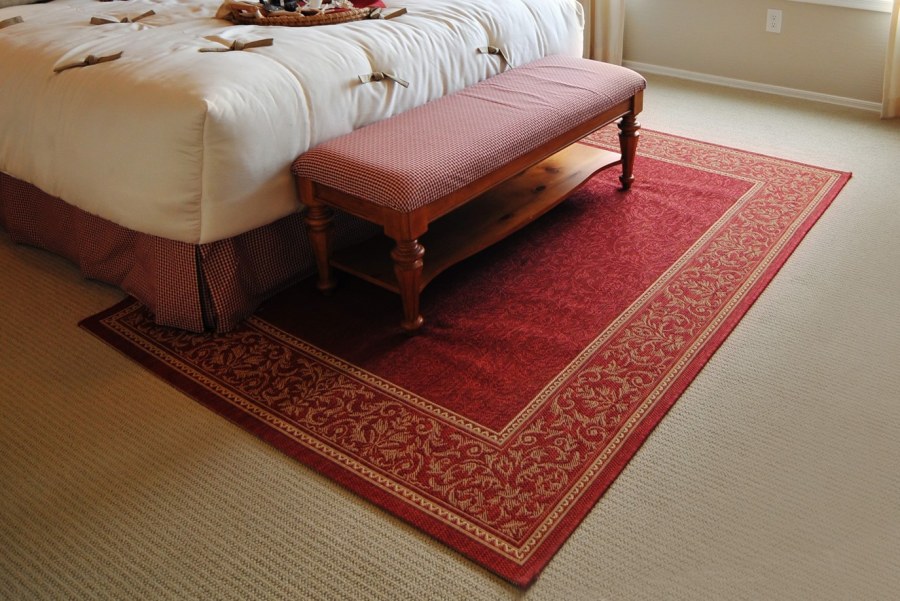 Красный ковер в интерьере гостиной