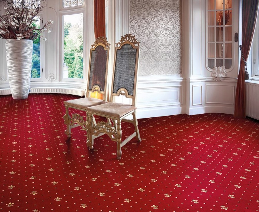 Красный ковер в интерьере гостиной
