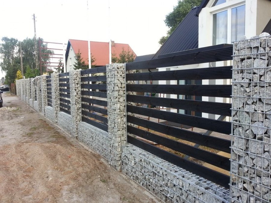 Забор из габионов и дерева