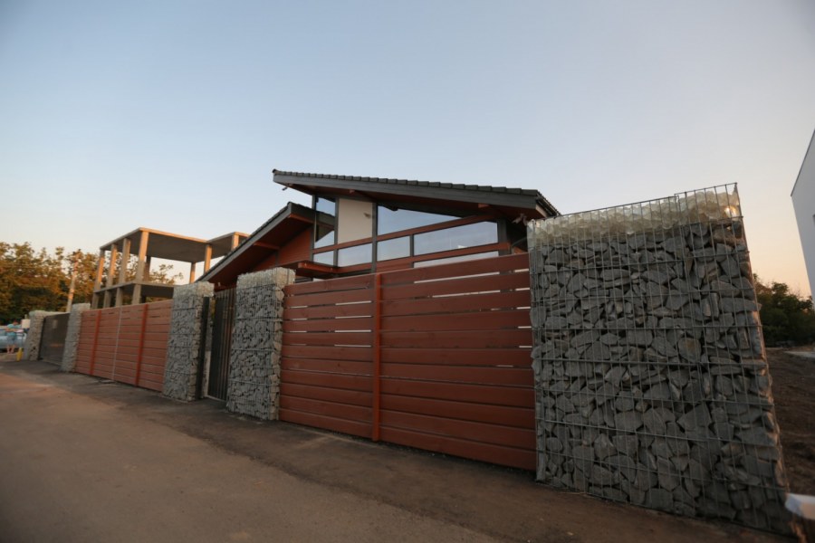 Заборы комбинированные дерево камень