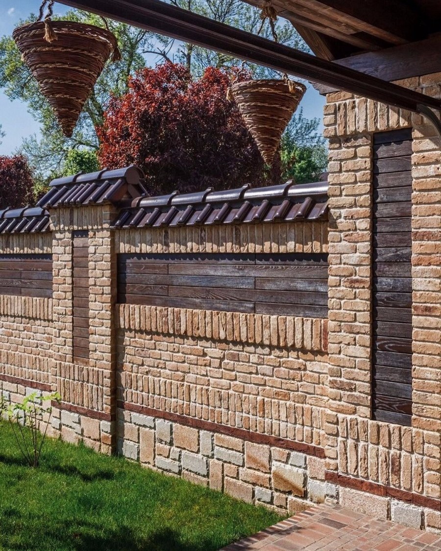 Красивый кирпичный забор